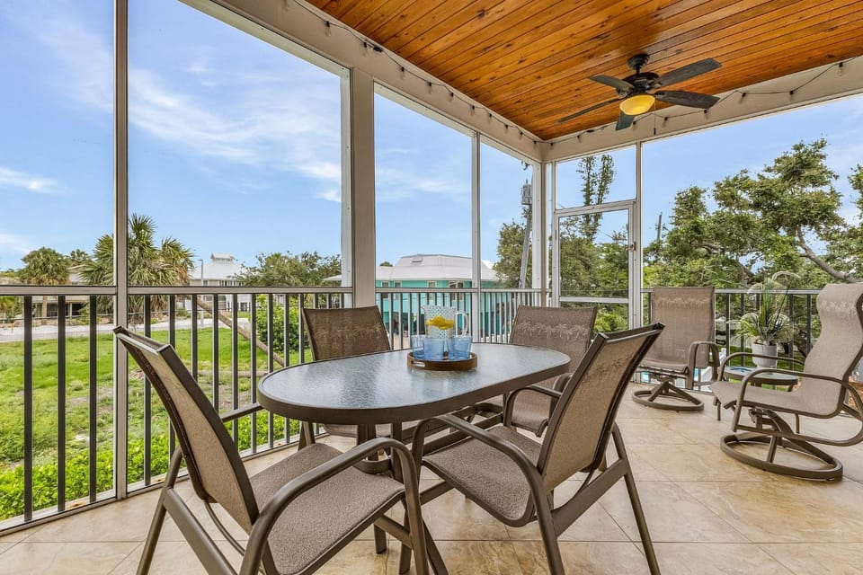 Close to Beach & Bay Retreat - Gulf Island Breeze - Roelens House in Estero Island