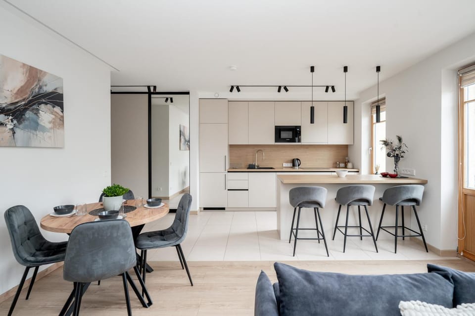 Kitchen or kitchenette, Dining area