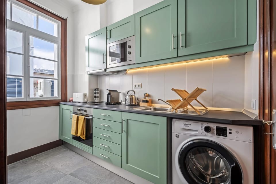 Coffee/tea facilities, Kitchen or kitchenette, microwave, oven, stove, toaster, washing machine