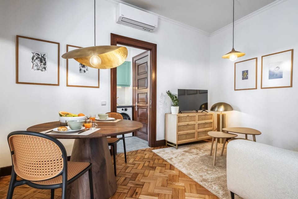 TV and multimedia, Living room, Seating area, Dining area, air conditioner