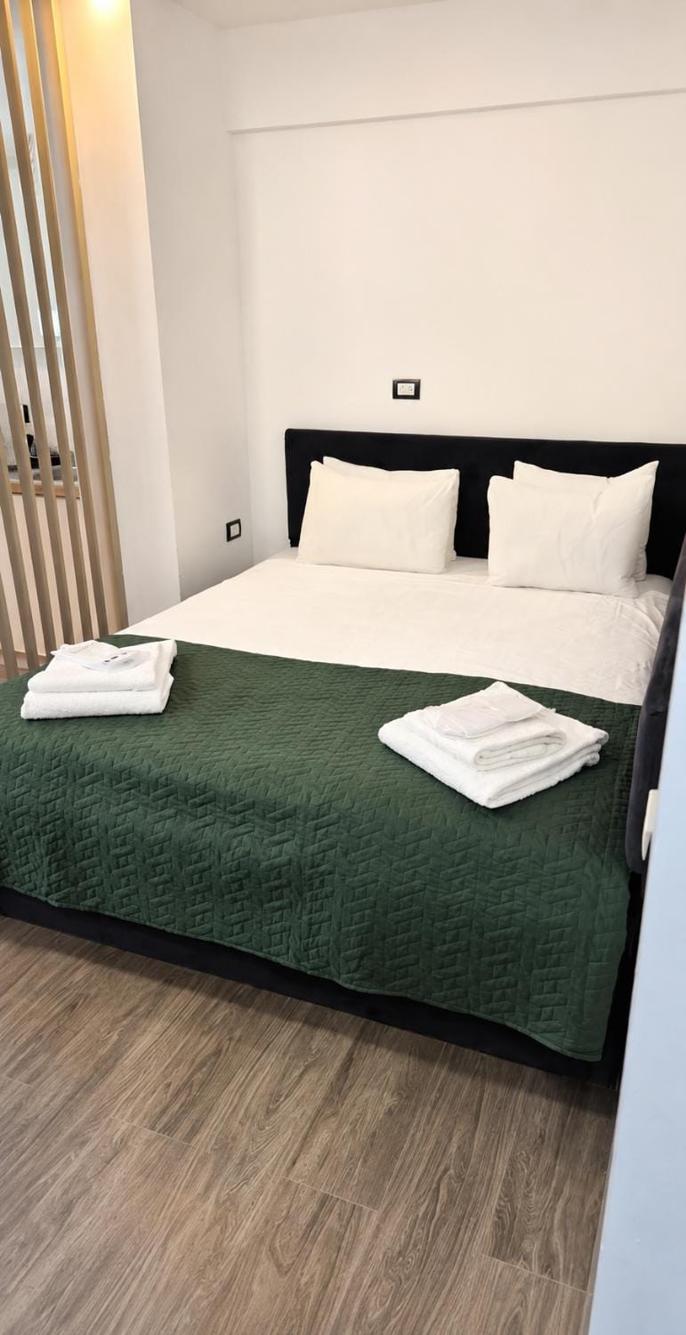 Bed, Bedroom, towels