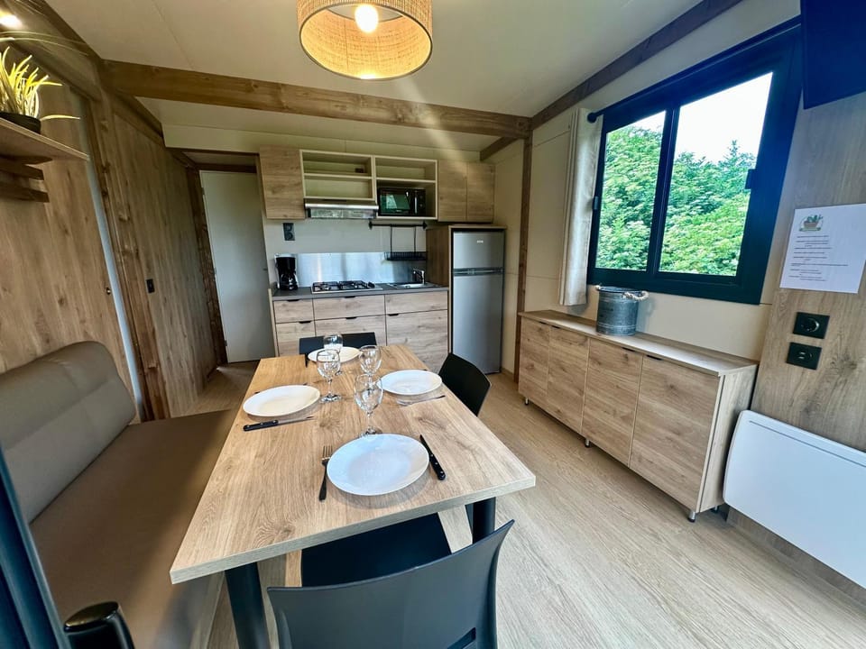 Kitchen or kitchenette, Seating area, Dining area