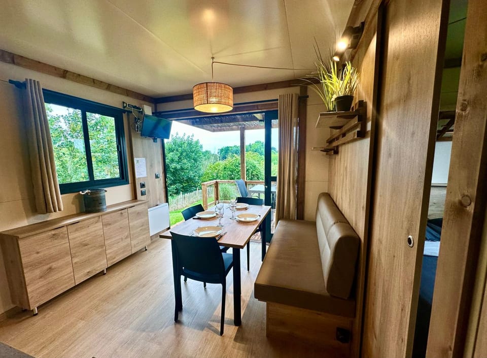 Seating area, Dining area