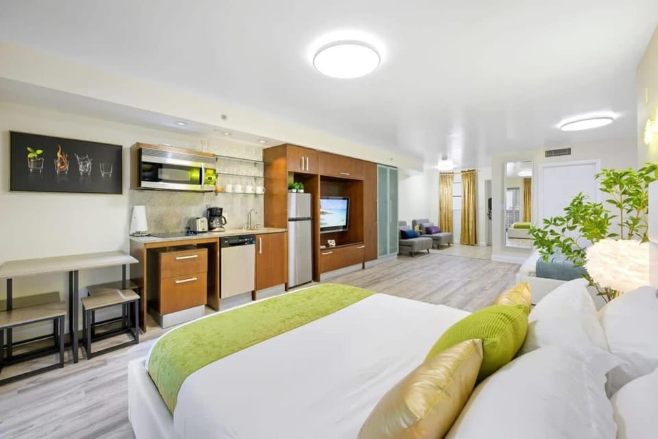 Bed, Kitchen or kitchenette, Bedroom
