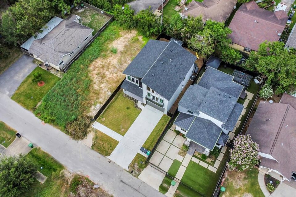 2 Homes in 1 Booking - Sleeps up to 40 - 24 Beds - Perfect for Groups House in Houston
