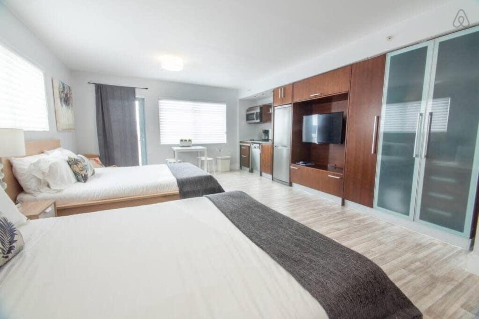 Bed, TV and multimedia, Bedroom