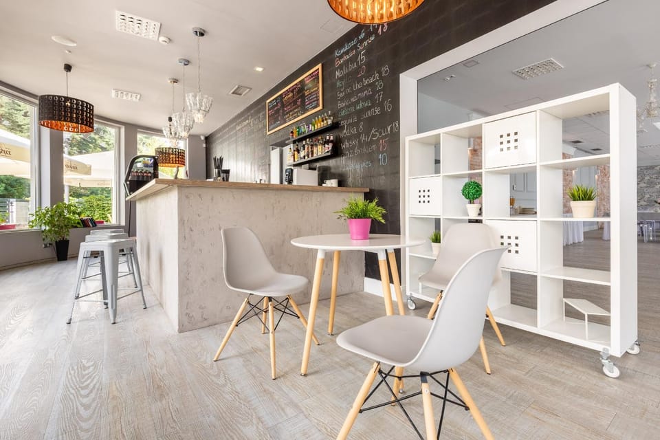 Restaurant/places to eat, Lounge or bar