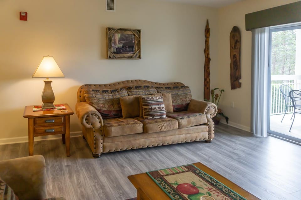 Mtn Views! Walkable Pigeon Forge Retreat w/ Pool House in Pigeon Forge