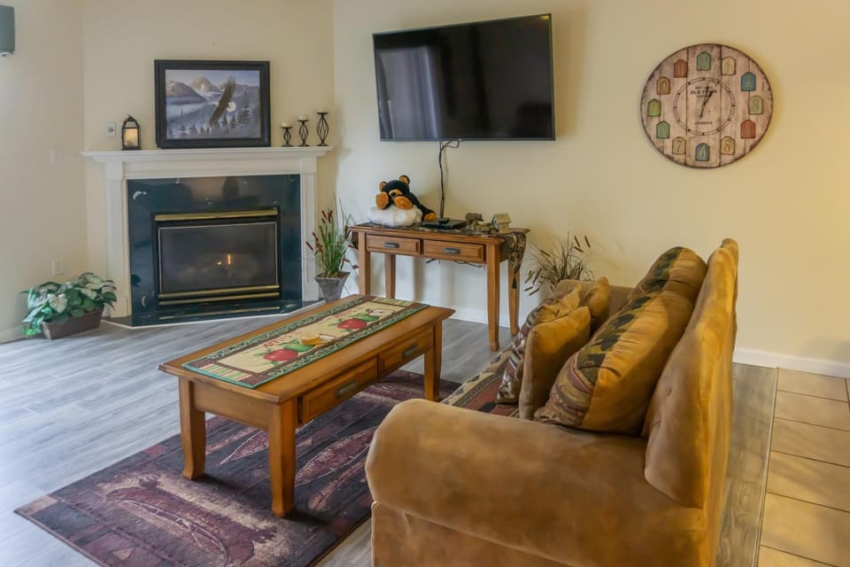Mtn Views! Walkable Pigeon Forge Retreat w/ Pool House in Pigeon Forge