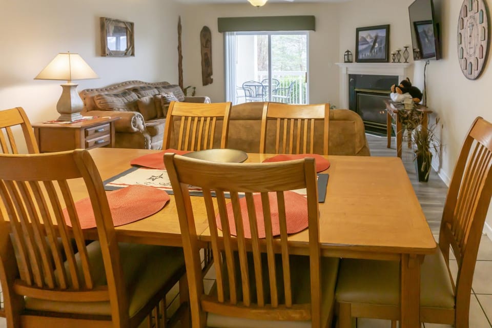 Mtn Views! Walkable Pigeon Forge Retreat w/ Pool House in Pigeon Forge