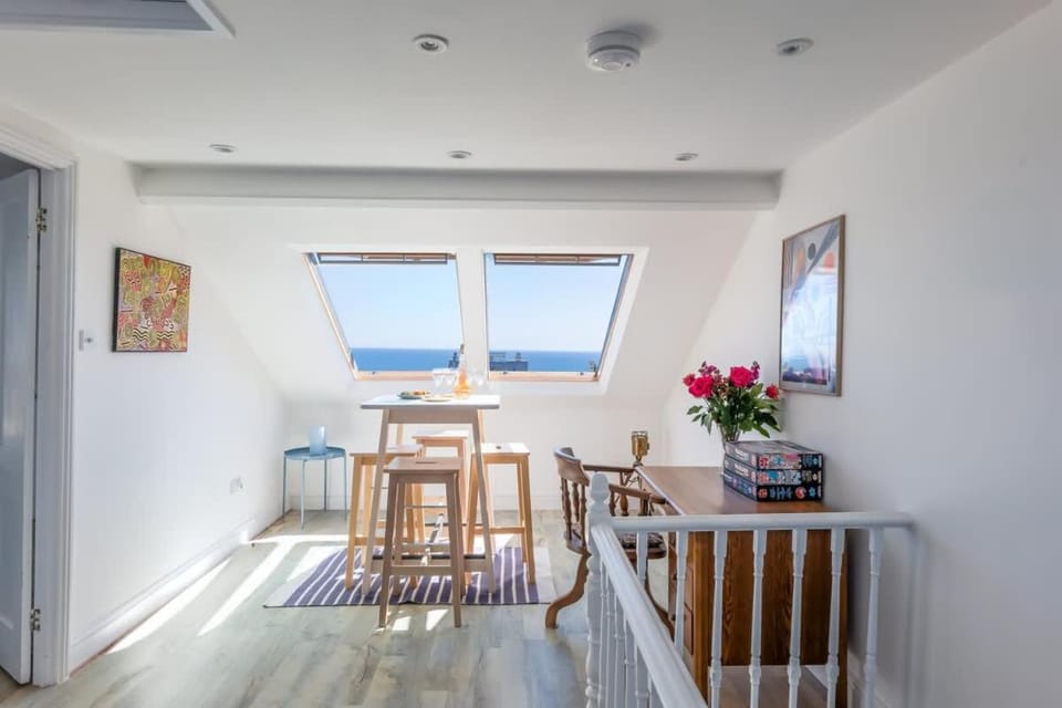 Rooftop Hideaway -Central Coastal Flat - Sea Views Apartment in Seaton