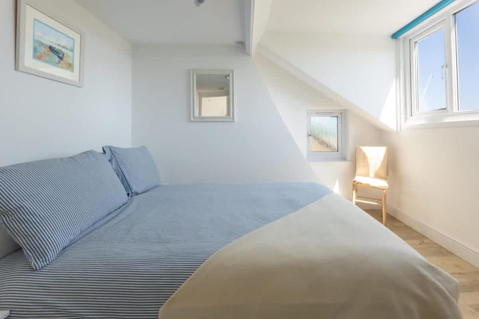 Rooftop Hideaway -Central Coastal Flat - Sea Views Apartment in Seaton