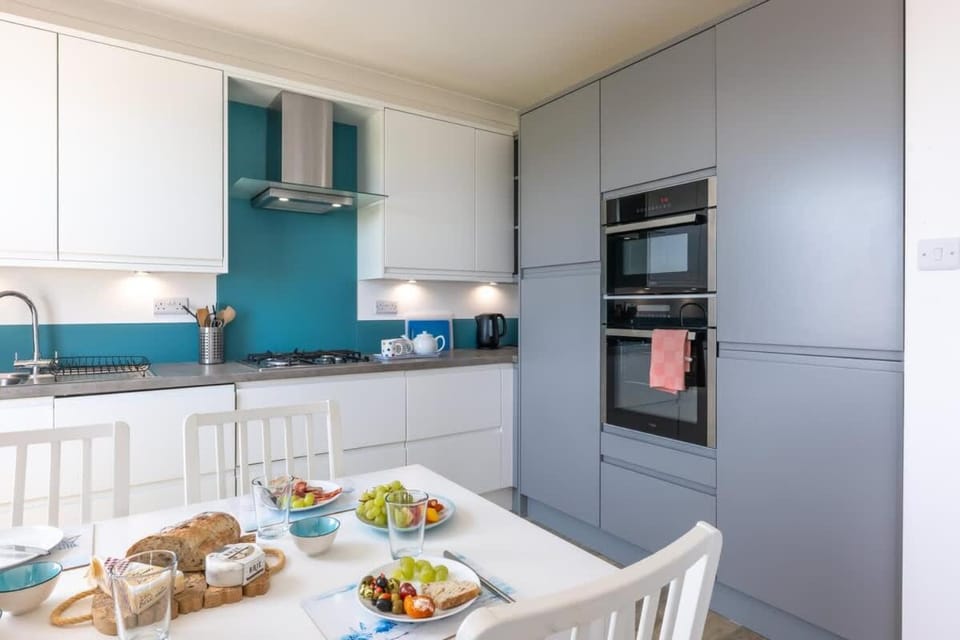 Rooftop Hideaway -Central Coastal Flat - Sea Views Apartment in Seaton