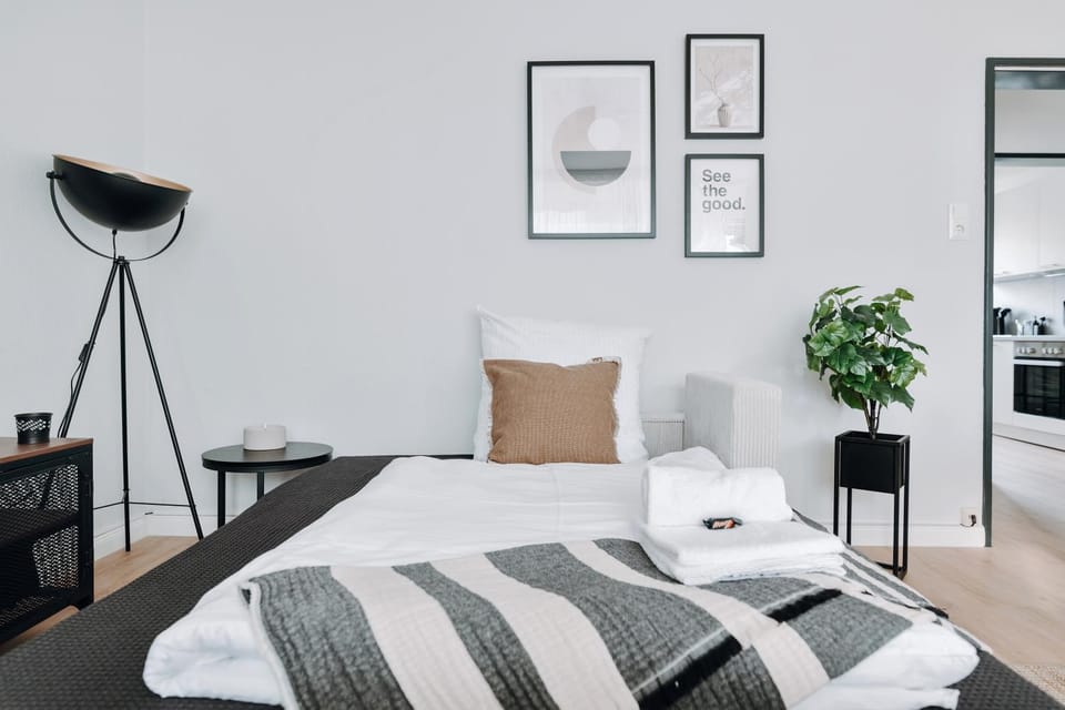 Bed, Photo of the whole room, Bedroom, towels