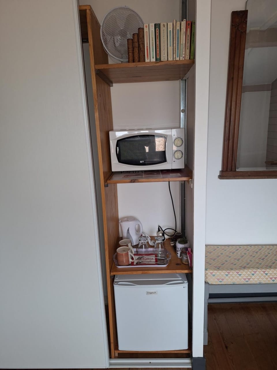 Coffee/tea facilities, oven