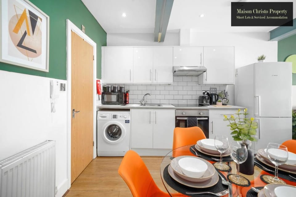 Kitchen or kitchenette, Seating area, oven, stove, toaster, washing machine