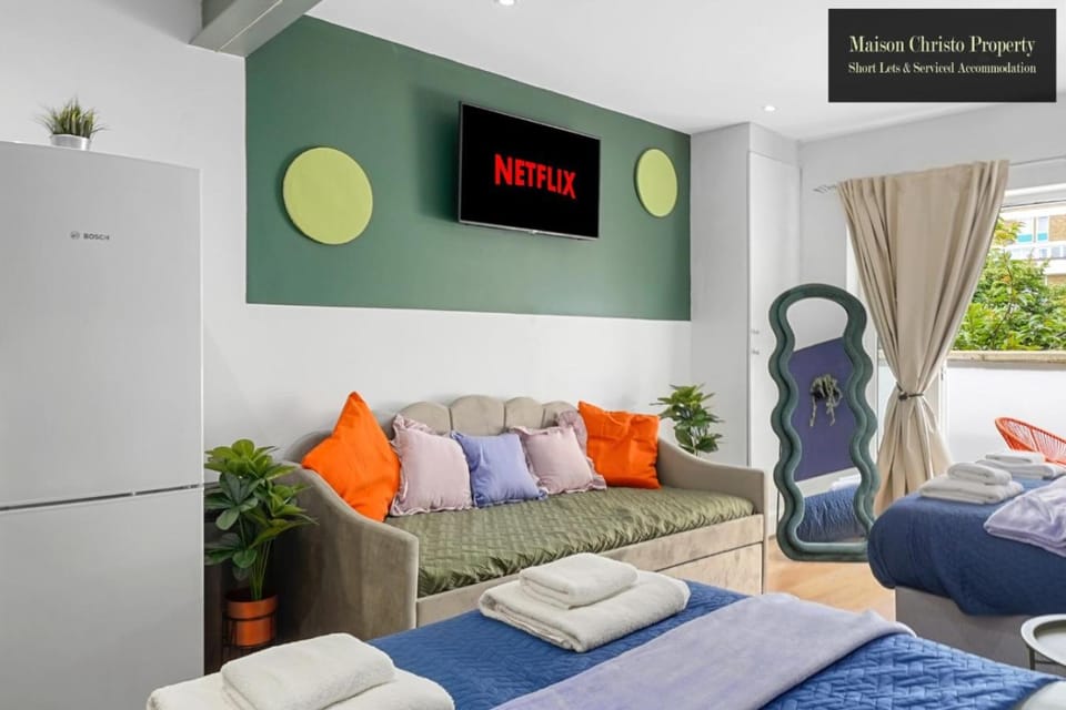 Bed, TV and multimedia, Living room, Photo of the whole room, Seating area, Bedroom, towels