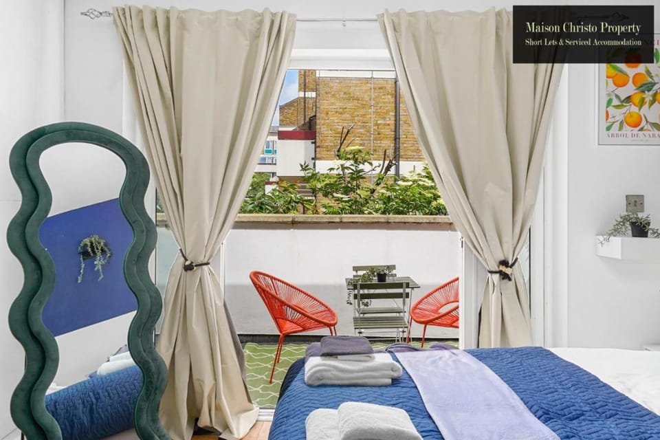 Bed, Living room, Photo of the whole room, Seating area, Bedroom
