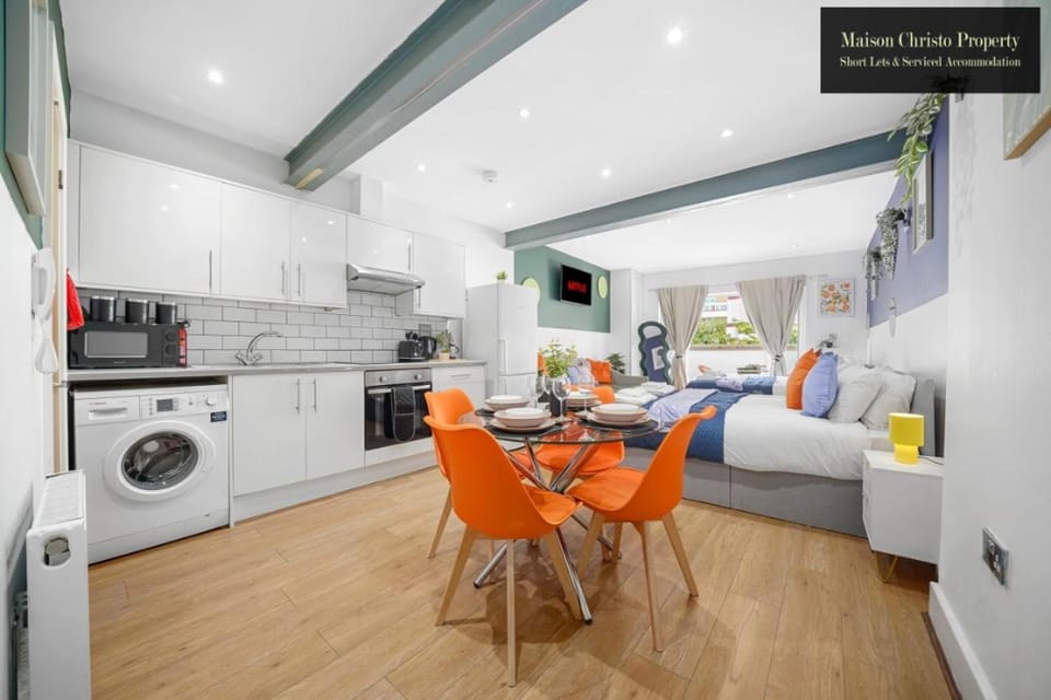 Kitchen or kitchenette, Living room, Seating area, Dining area, oven, stove, toaster, washing machine