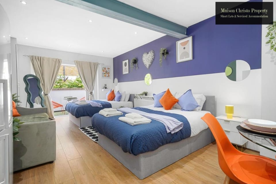 Bed, Living room, Photo of the whole room, Seating area, Bedroom, towels