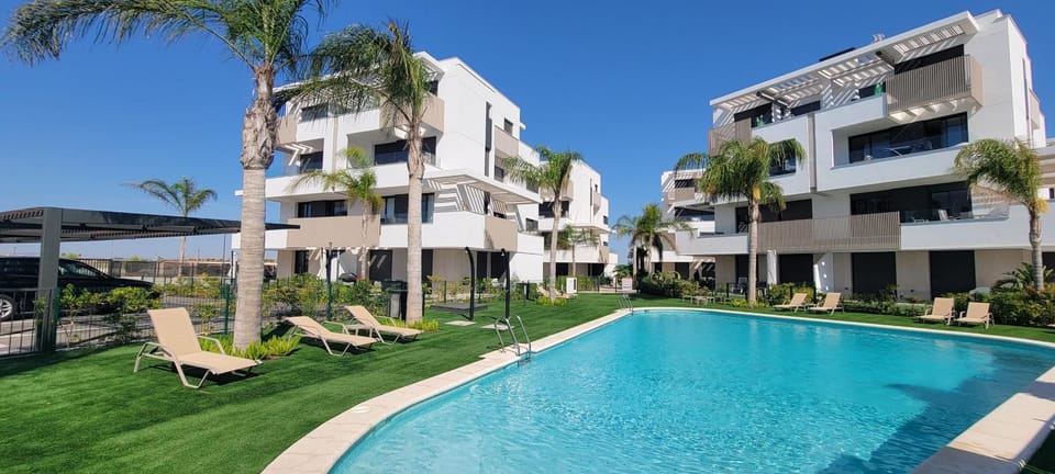 Swimming pool, sunbed