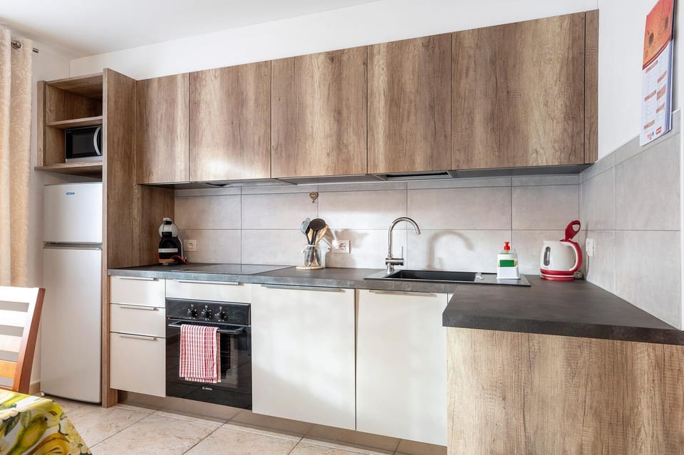 Kitchen or kitchenette, Living room