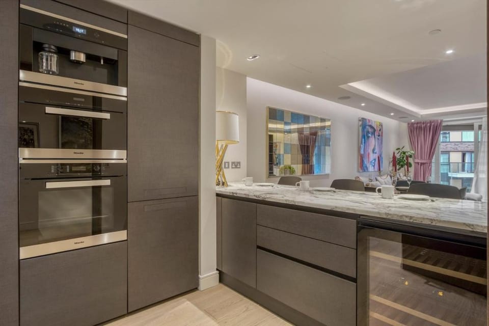 Luxe Creek Riverside Air-conditioned 2br 2bath Apartment in London
