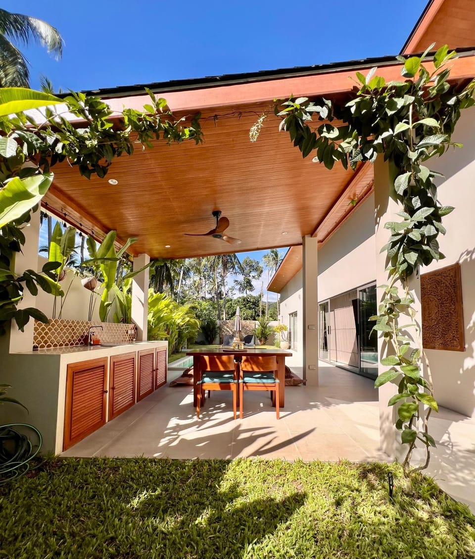 Patio, Day, Garden, Dining area, Garden view