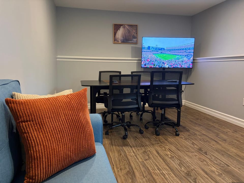 Communal lounge/ TV room, TV and multimedia, Living room, Dining area