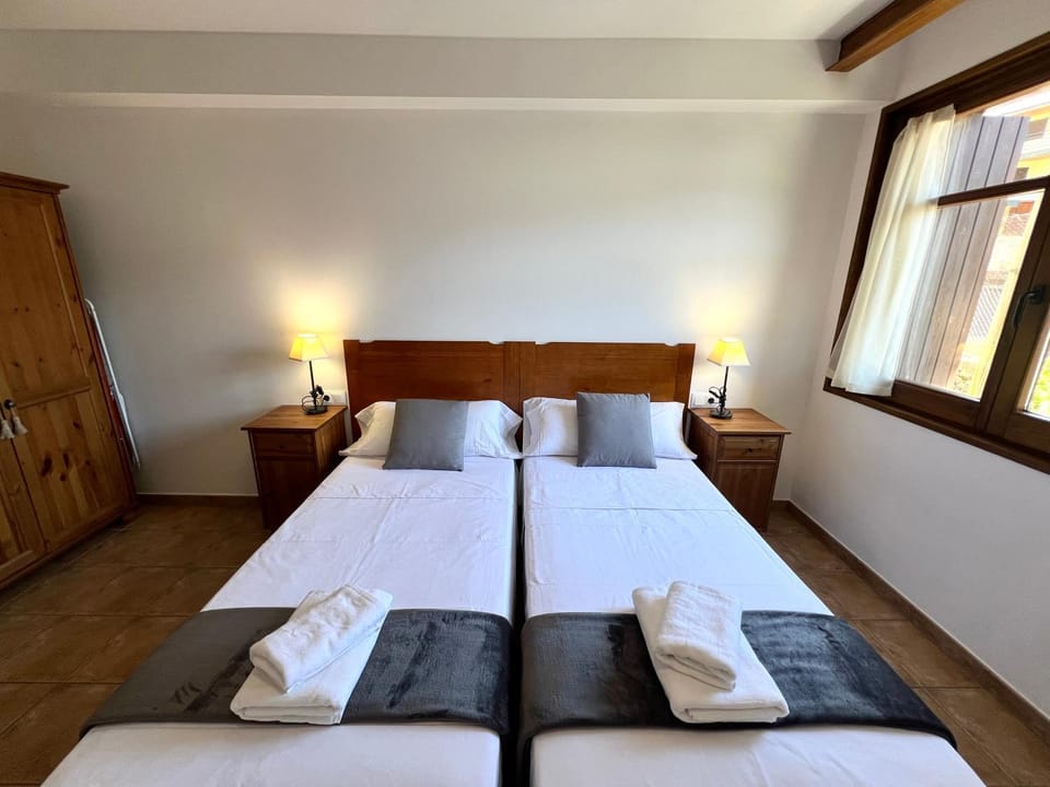 Bed, Photo of the whole room, towels