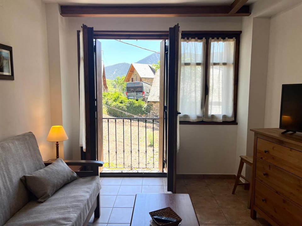 TV and multimedia, Living room, Seating area, Evening entertainment, Mountain view