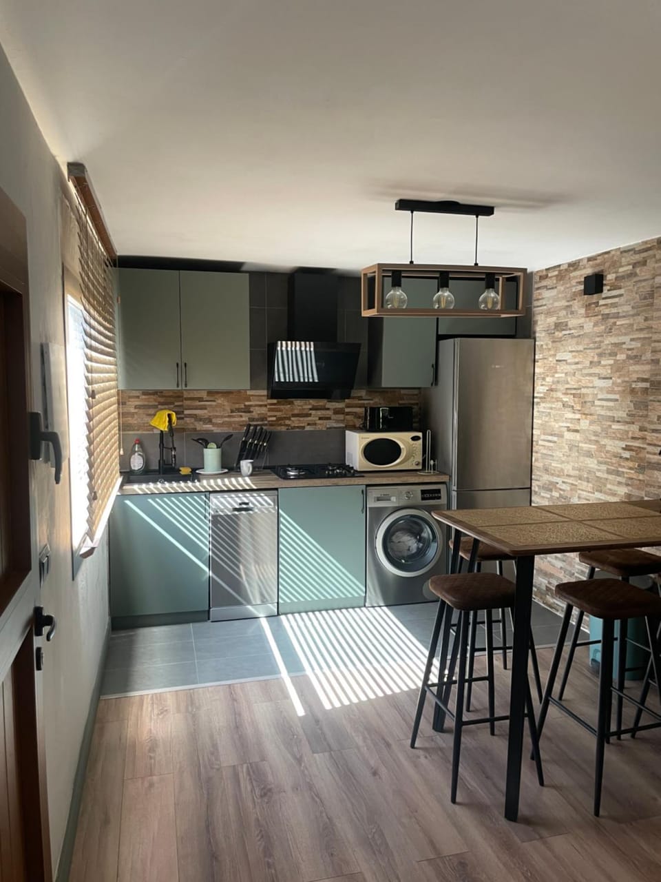 Kitchen or kitchenette, dishwasher, stove