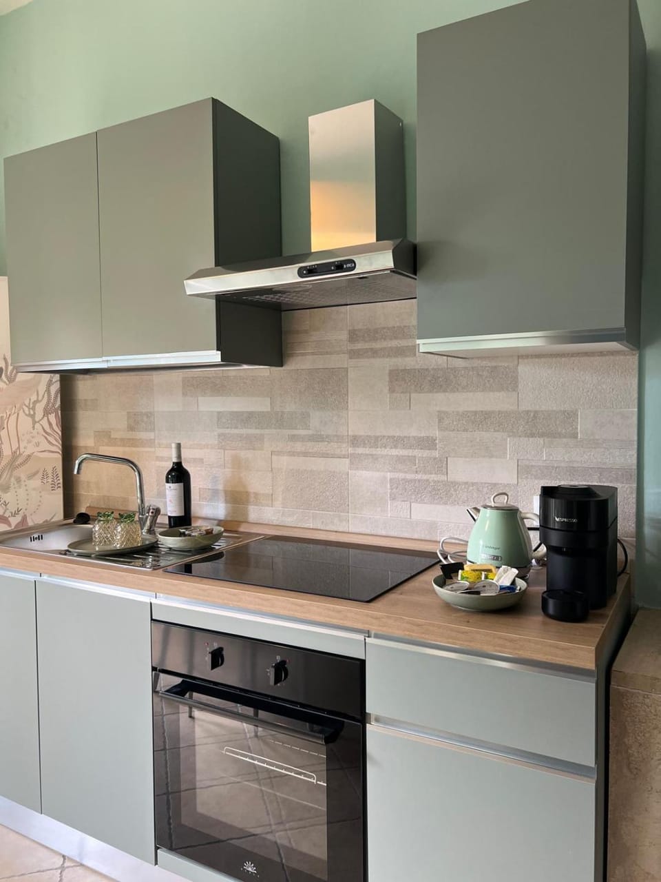 Coffee/tea facilities, Kitchen or kitchenette, stove