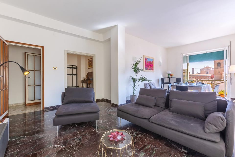 Communal lounge/ TV room, View (from property/room), Living room, Decorative detail, Seating area, Dining area, City view, Landmark view