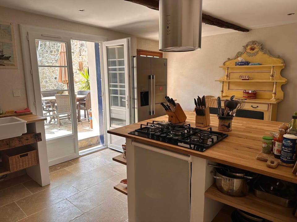 Kitchen or kitchenette, Dining area, stove