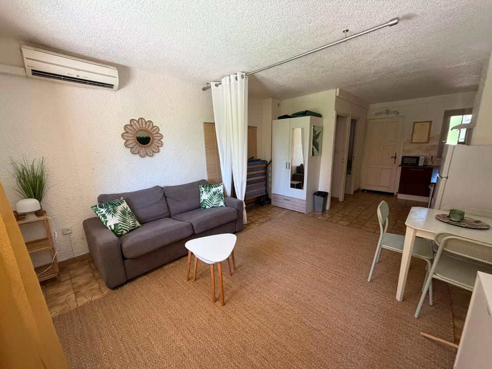 Living room, Dining area, air conditioner
