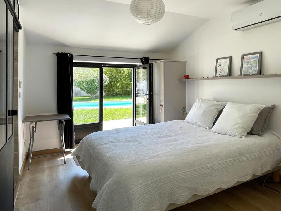 Bed, Photo of the whole room, Bedroom, Pool view, Swimming pool