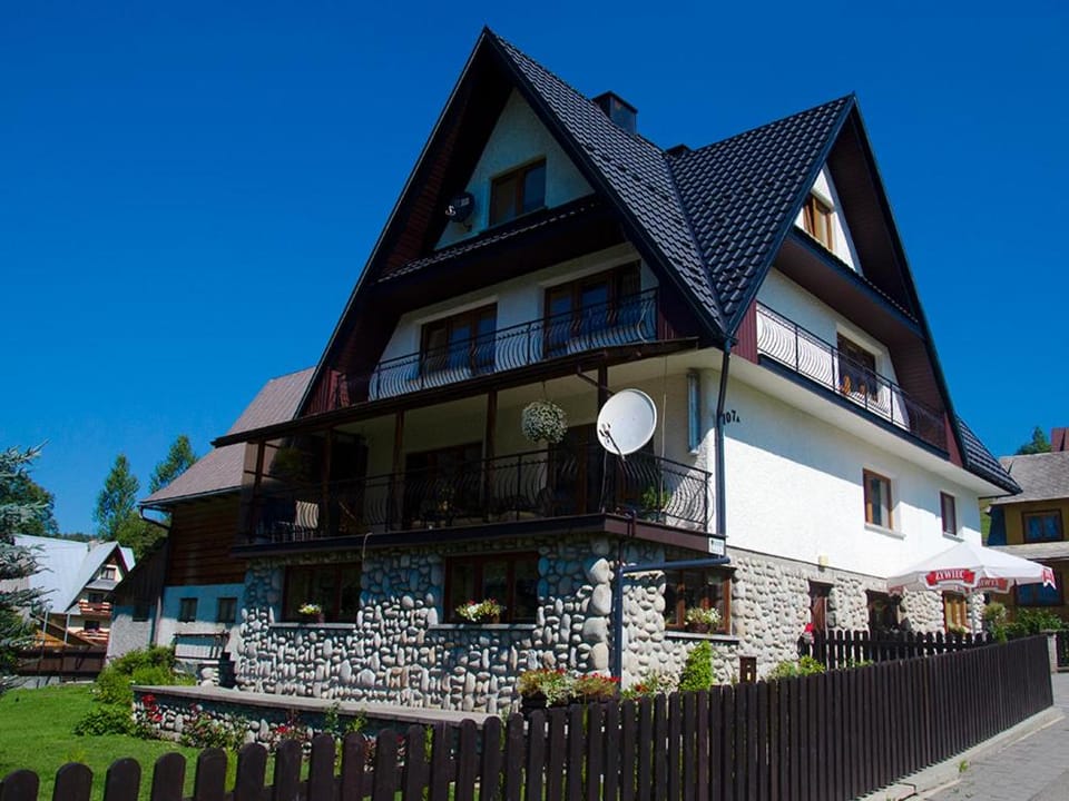 Property building, Day, Garden, Garden view