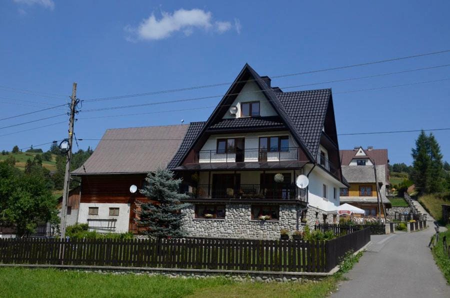 Property building, Day, Neighbourhood, Garden, Garden view, Street view