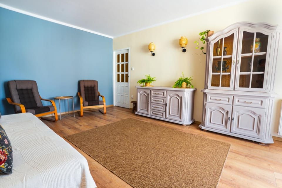 Bed, Living room, Seating area