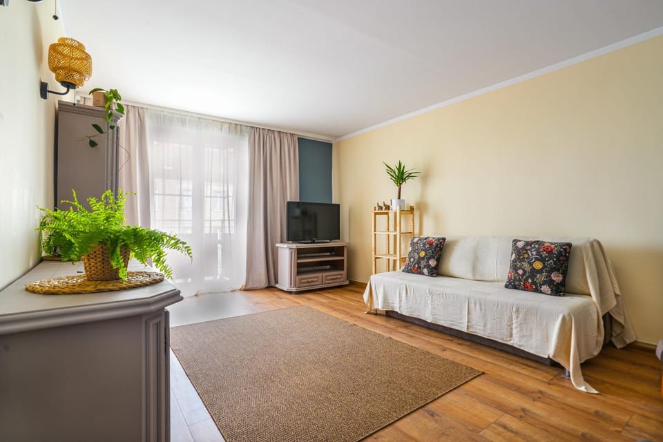 Communal lounge/ TV room, Bed, Bedroom