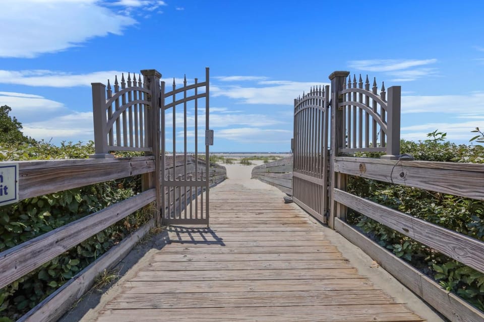 Sail Inn SaintSimons-ground unit beach access pool House in Saint Simons Island