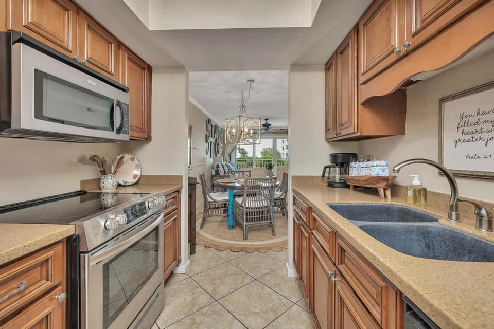 Sail Inn SaintSimons-ground unit beach access pool House in Saint Simons Island
