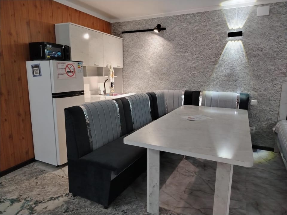 Kitchen or kitchenette, Dining area, pet friendly