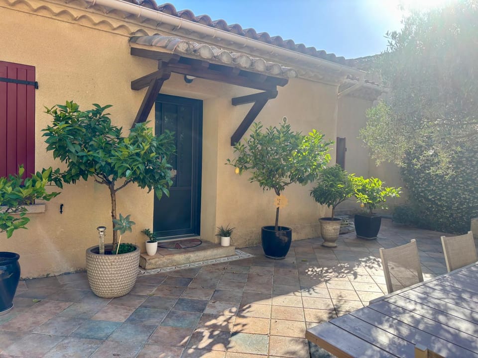 Le patio Provençal-Maison avec cour privée House in Nimes