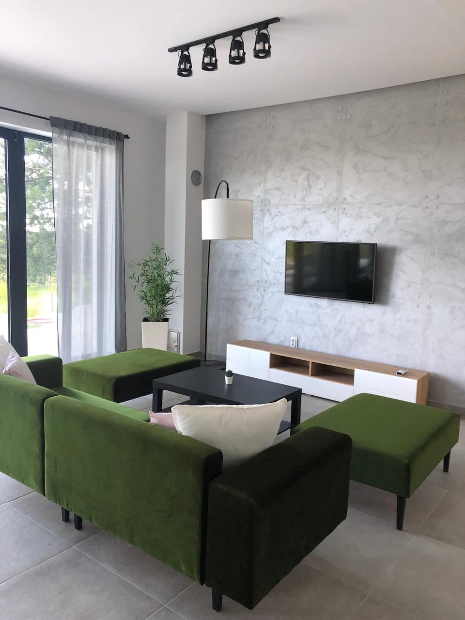 Cheerful 3 bedroom villa with pool in nature Villa in Novi Sad