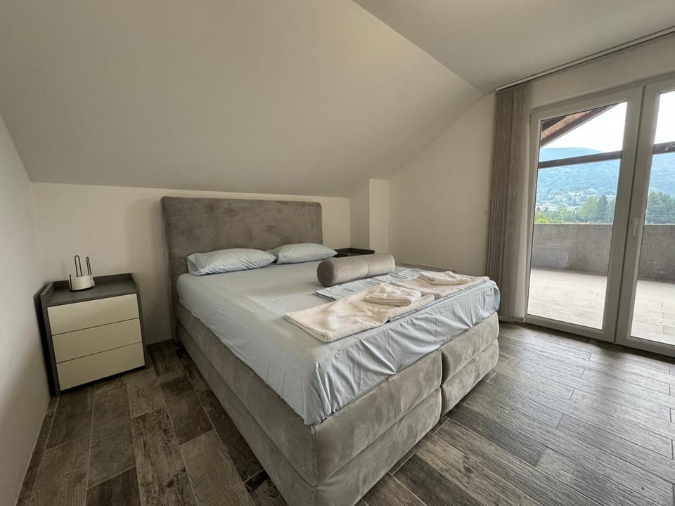 Bed, Bedroom, Mountain view, towels