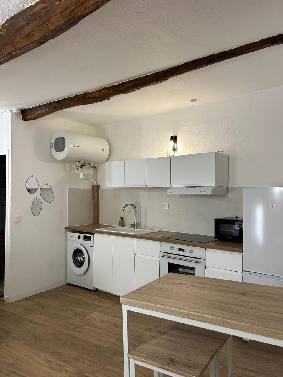 Kitchen or kitchenette, oven, stove, toaster, washing machine