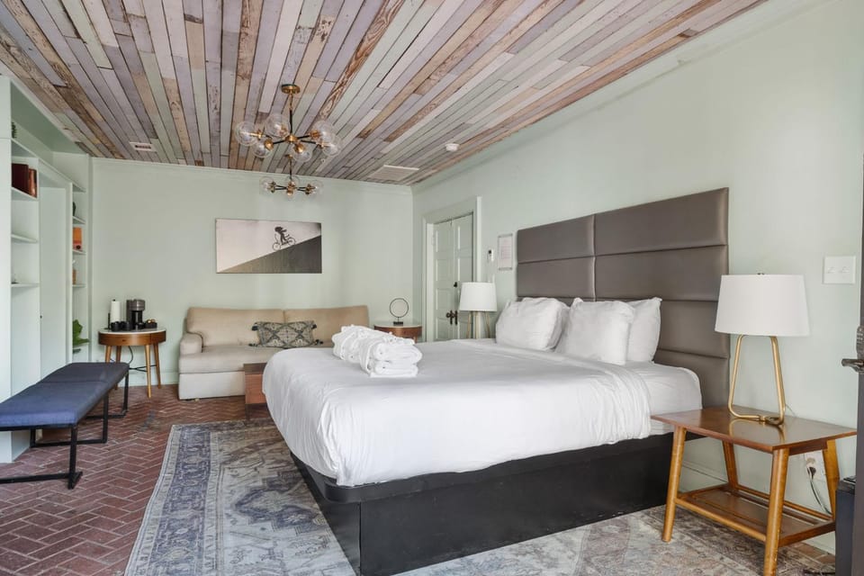1st floor King Suite Downtown Boutique Hotel House in Savannah