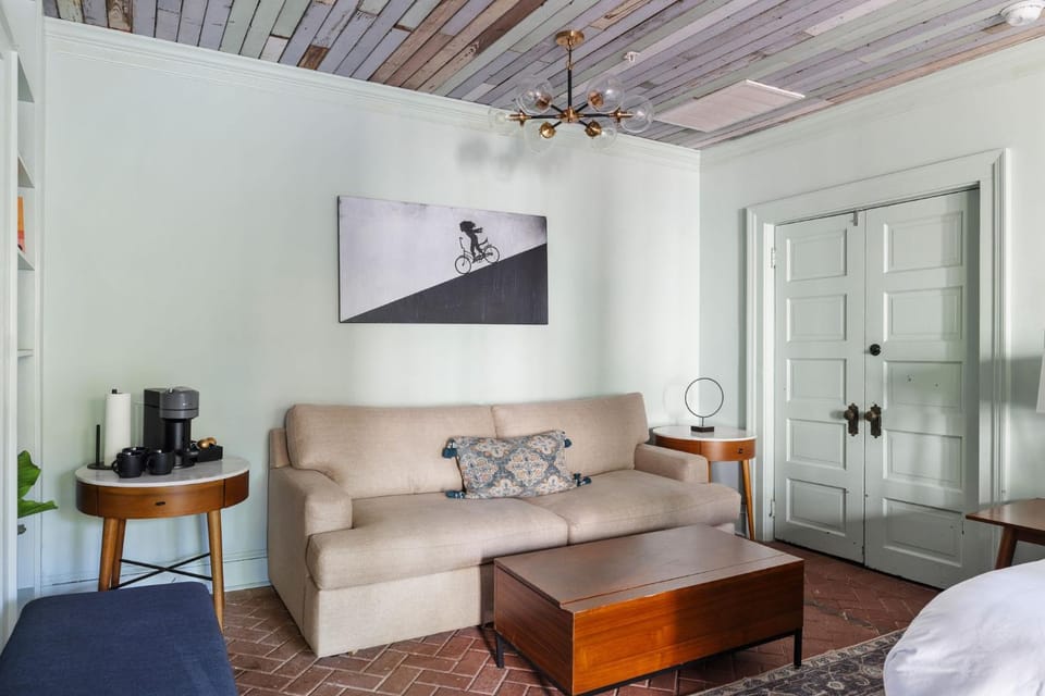 1st floor King Suite Downtown Boutique Hotel Bed and Breakfast in Savannah